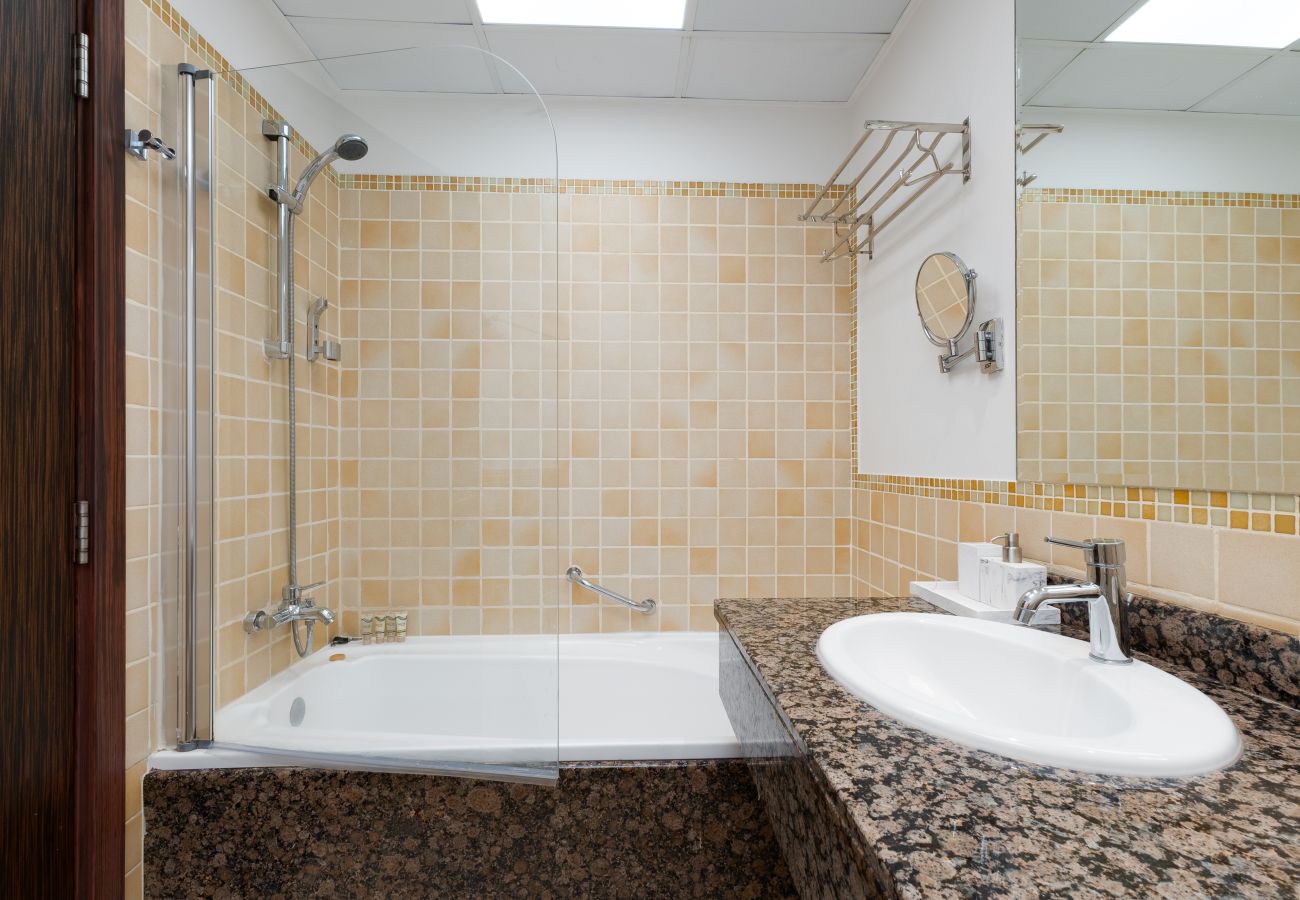 Apartment in Dubai - Sleek JBR 2BR w/ Pool and Gym, Marina Views	