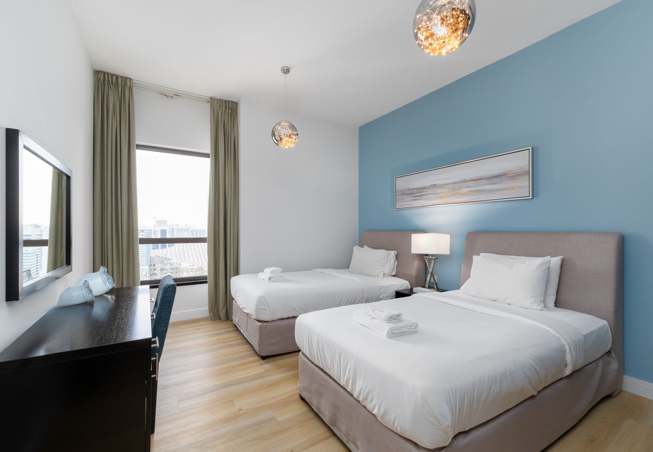 Apartment in Dubai - Sleek JBR 2BR w/ Pool and Gym, Marina Views	