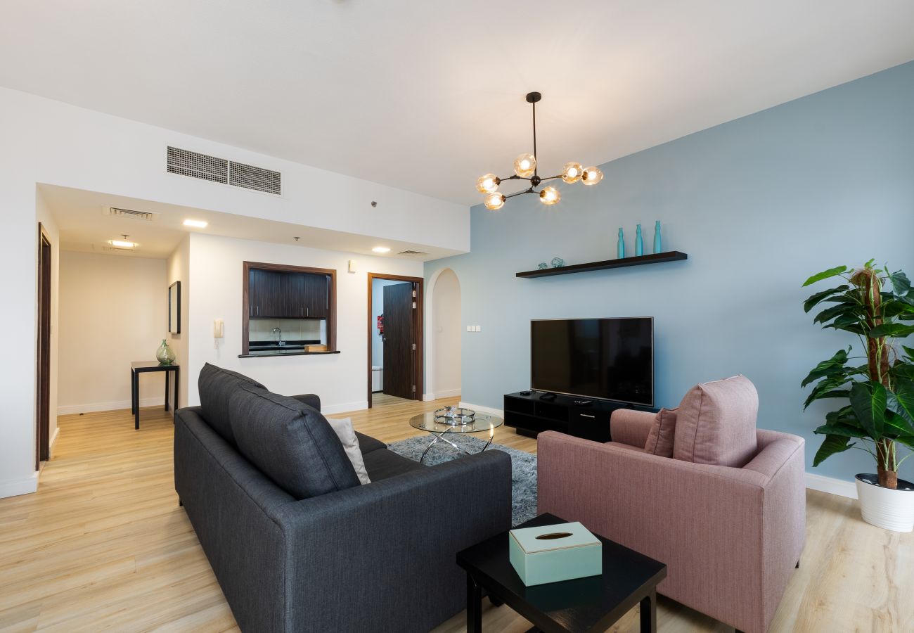 Apartment in Dubai - Sleek JBR 2BR w/ Pool and Gym, Marina Views	