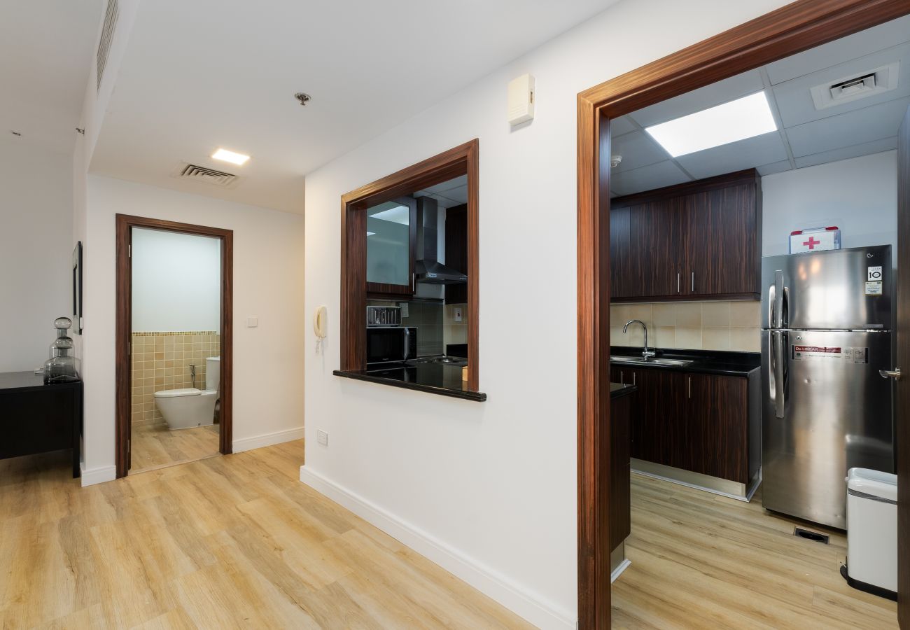Apartment in Dubai - Sleek JBR 2BR w/ Pool and Gym, Marina Views	