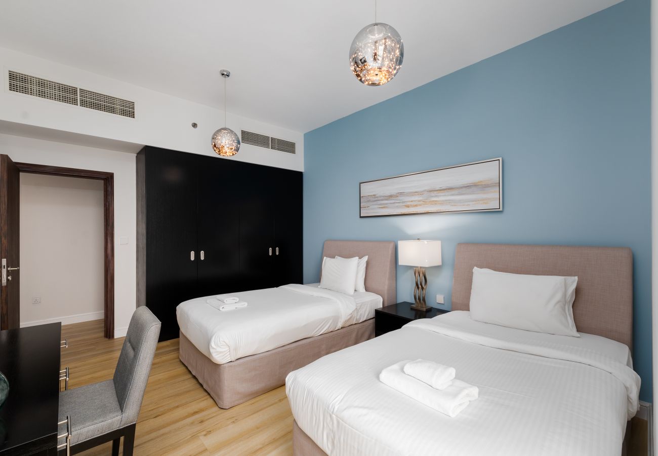 Apartment in Dubai - Trendy JBR 2BR w/ Pool and Gym, Marina Views
