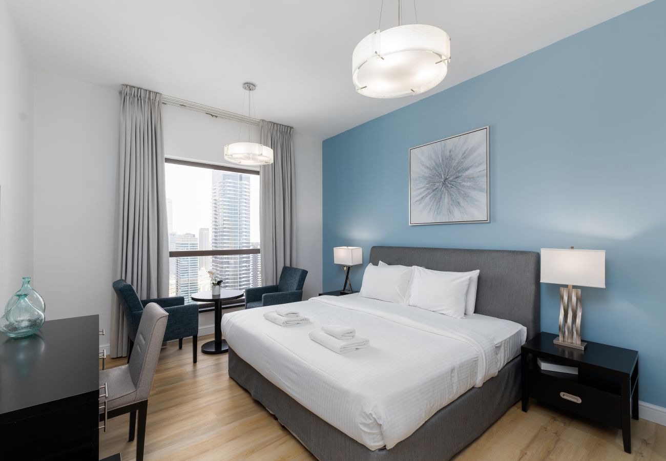 Apartment in Dubai - Trendy JBR 2BR w/ Pool and Gym, Marina Views