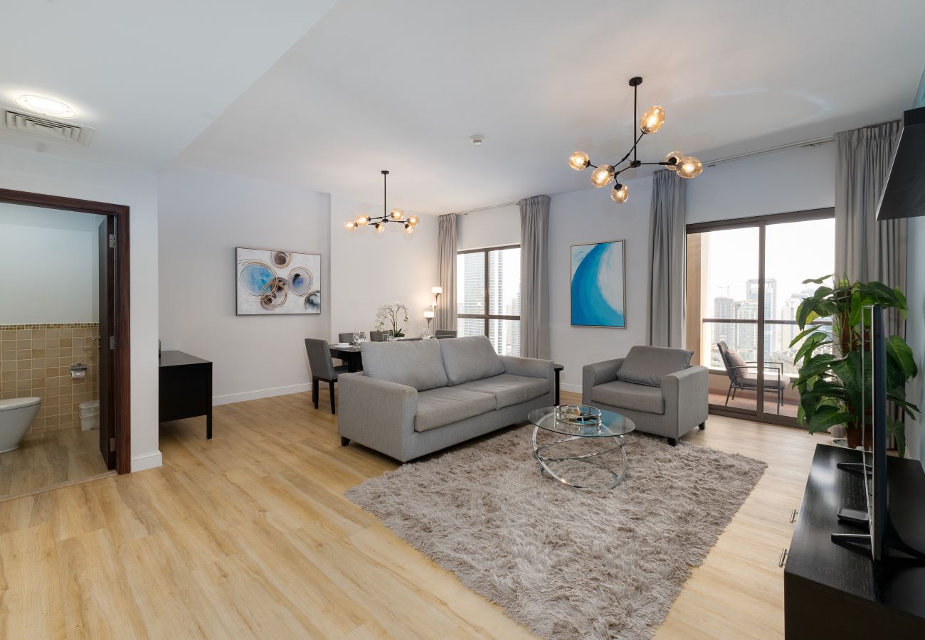 Apartment in Dubai - Trendy JBR 2BR w/ Pool and Gym, Marina Views
