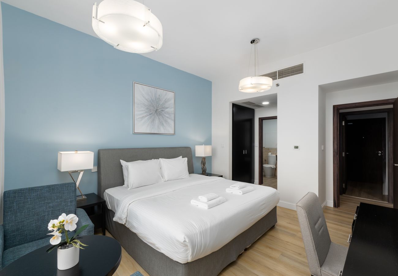 Apartment in Dubai - Trendy JBR 2BR w/ Pool and Gym, Marina Views