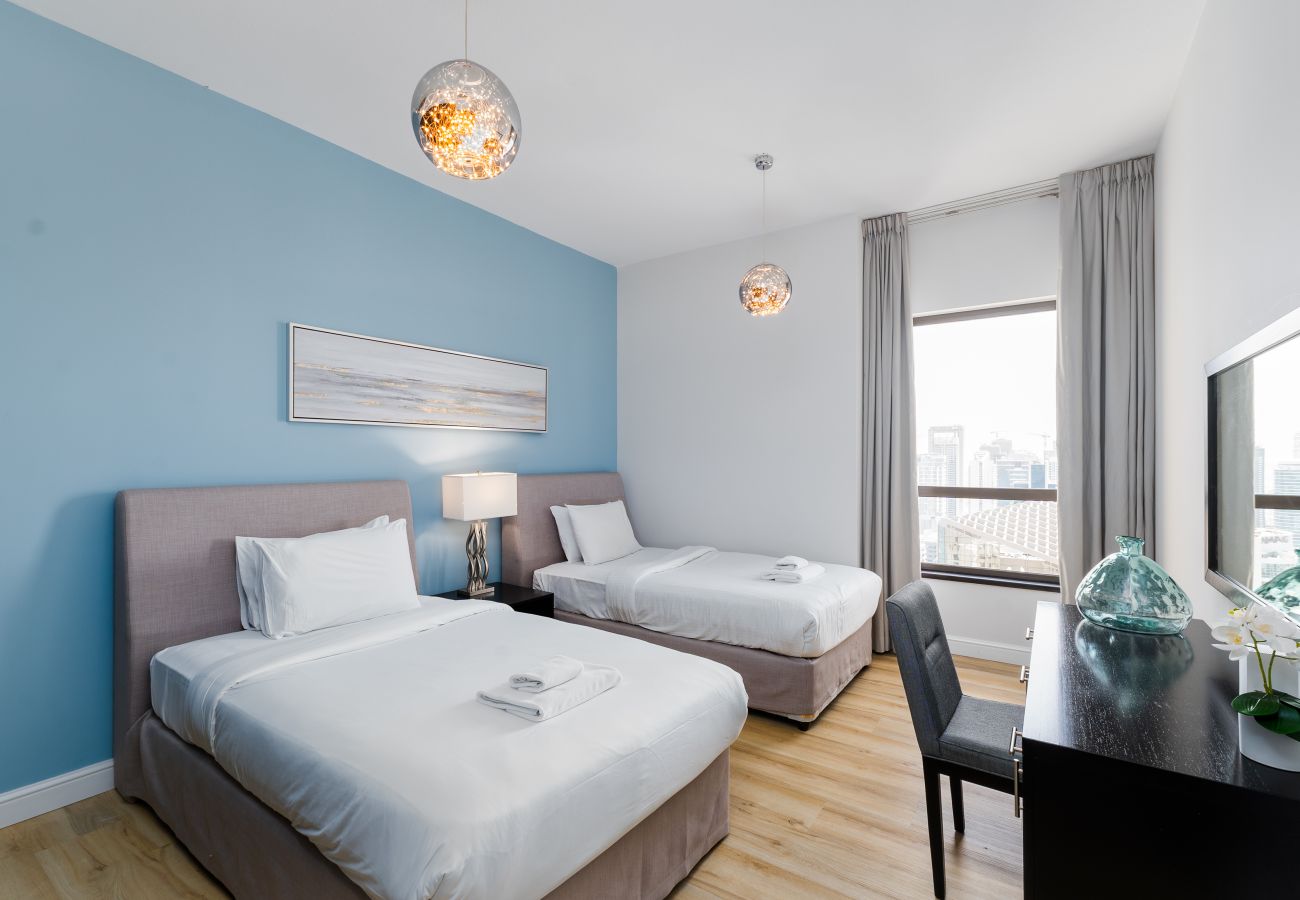 Apartment in Dubai - Trendy JBR 2BR w/ Pool and Gym, Marina Views
