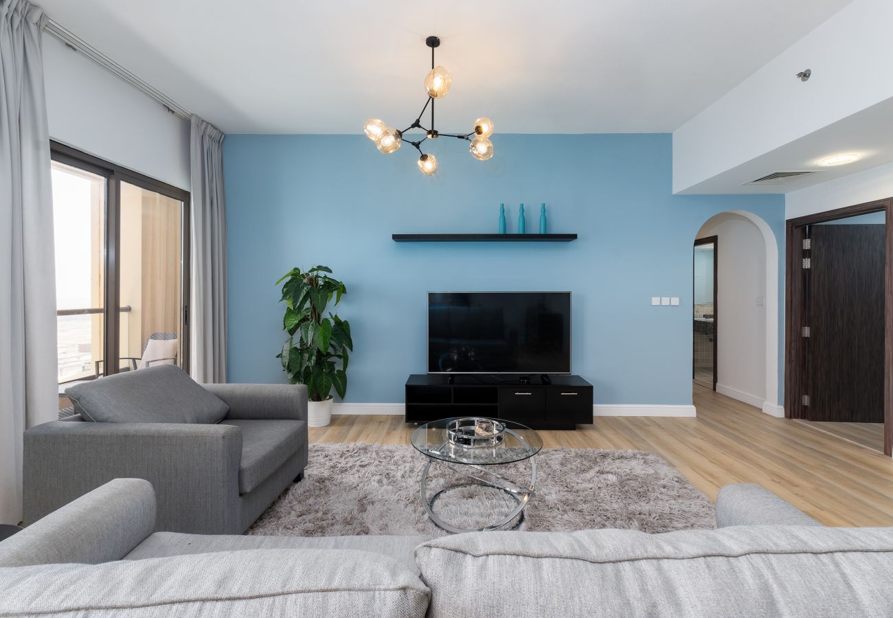 Apartment in Dubai - Trendy JBR 2BR w/ Pool and Gym, Marina Views