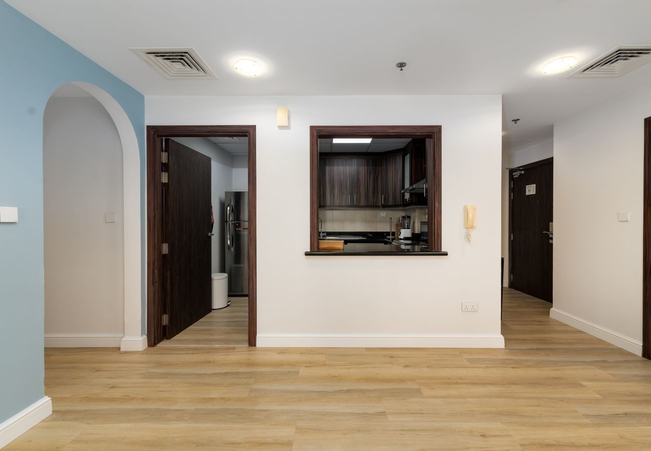 Apartment in Dubai - Trendy JBR 2BR w/ Pool and Gym, Marina Views