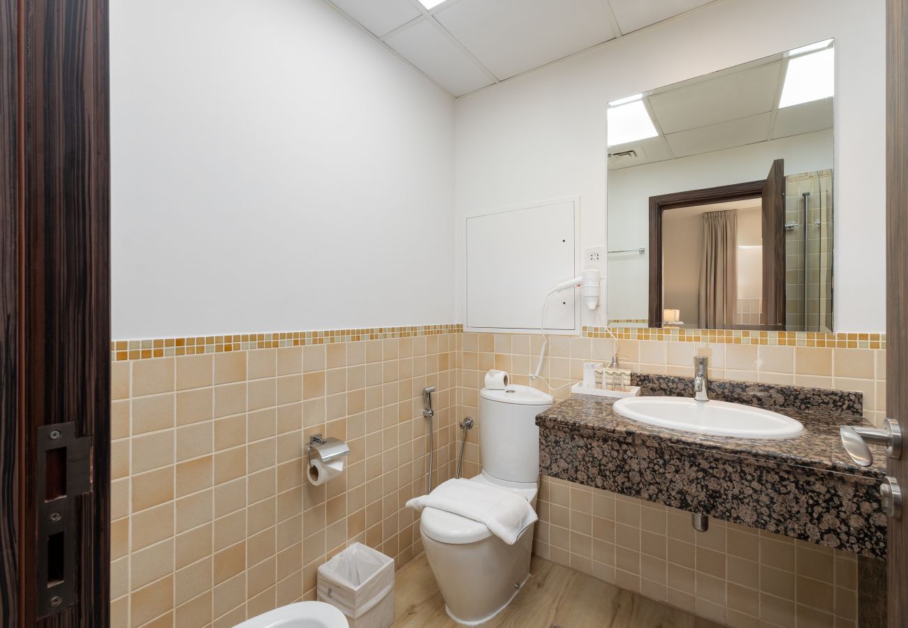 Apartment in Dubai - Trendy JBR 2BR w/ Pool and Gym, Marina Views