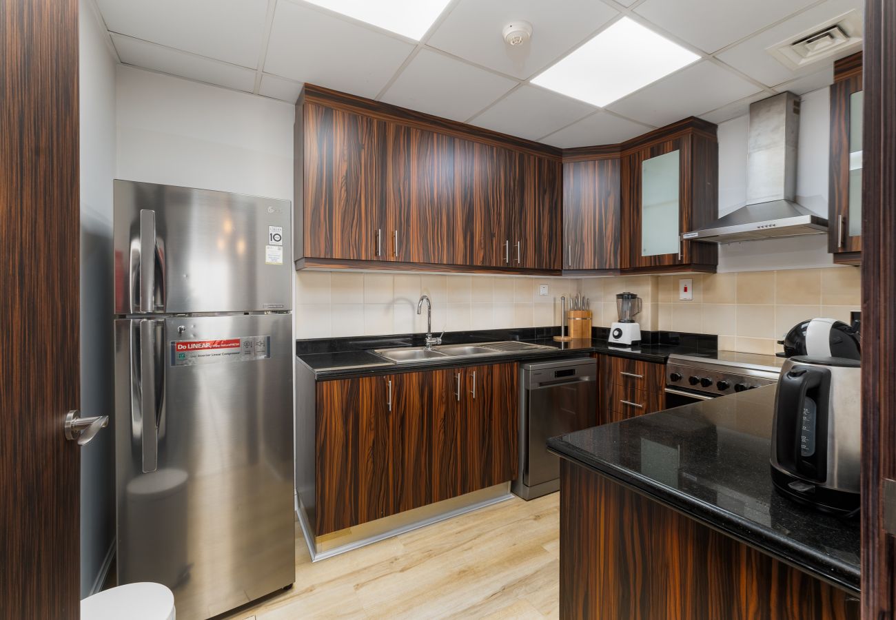 Apartment in Dubai - Trendy JBR 2BR w/ Pool and Gym, Marina Views