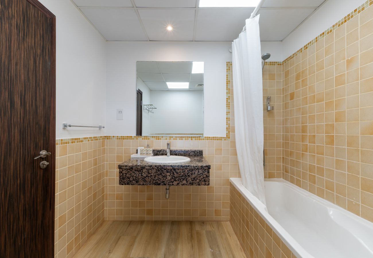 Apartment in Dubai - Trendy JBR 2BR w/ Pool and Gym, Marina Views