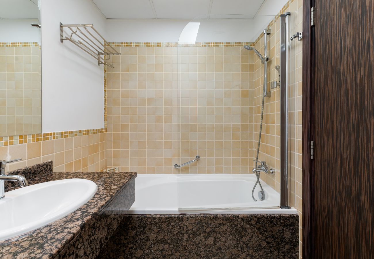 Apartment in Dubai - Trendy JBR 2BR w/ Pool and Gym, Marina Views