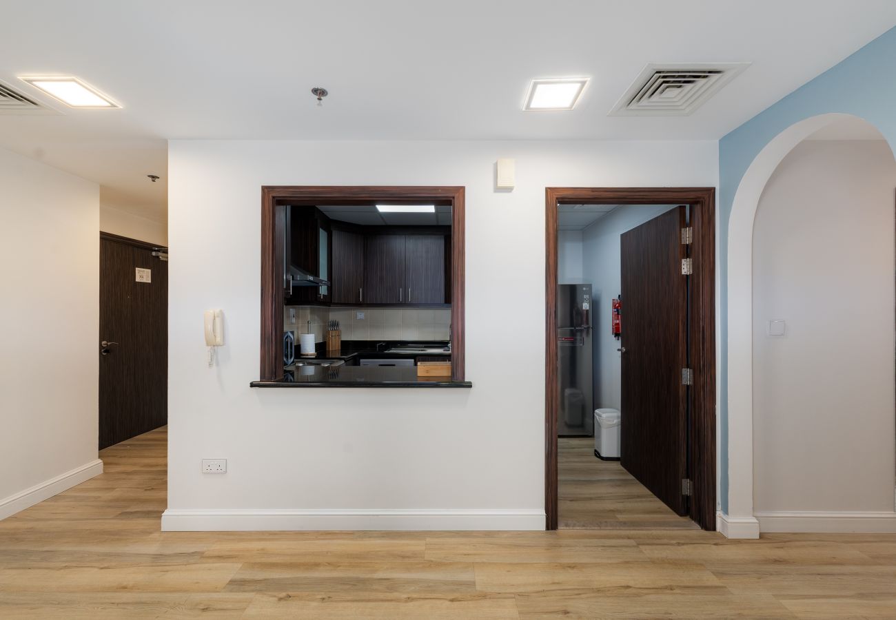 Apartment in Dubai - Modern JBR 2BR w/ Pool and Gym, Marina Views