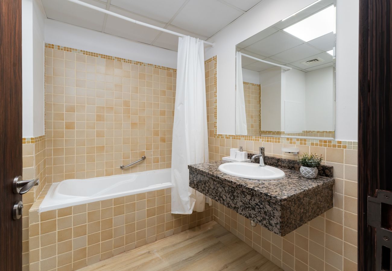 Apartment in Dubai - Modern JBR 2BR w/ Pool and Gym, Marina Views
