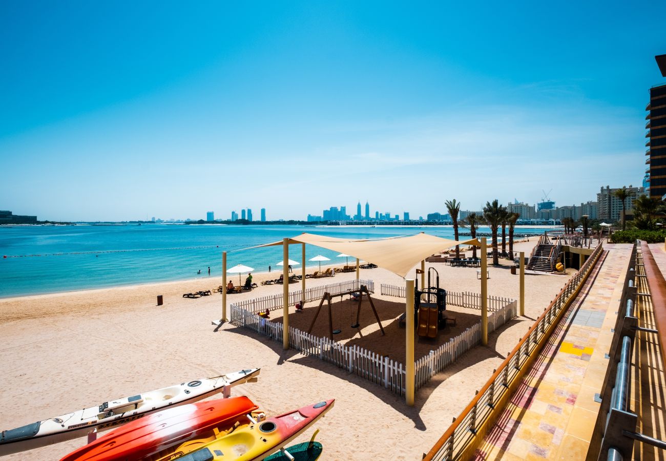 Apartment in Dubai - 4BR+Maid Palm Penthouse w/ Atlantis Views & Beach Access	