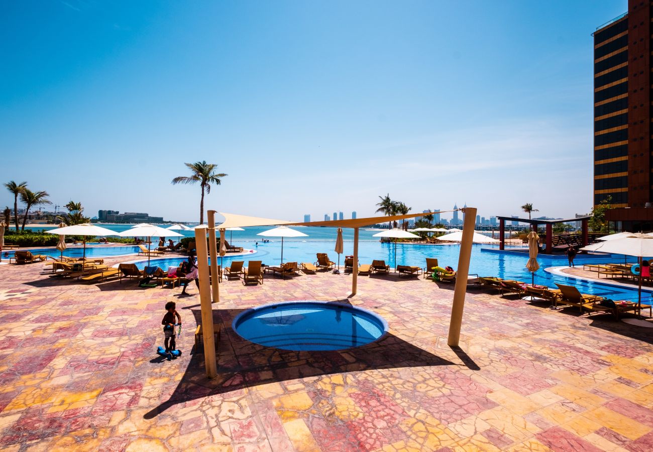 Apartment in Dubai - 4BR+Maid Palm Penthouse w/ Atlantis Views & Beach Access	