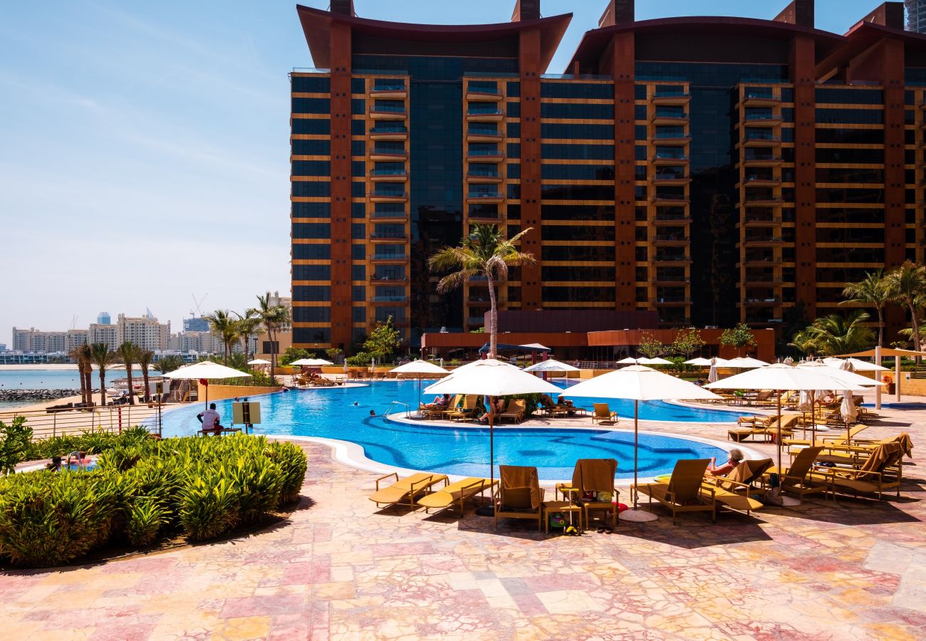 Apartment in Dubai - 4BR+Maid Palm Penthouse w/ Atlantis Views & Beach Access	