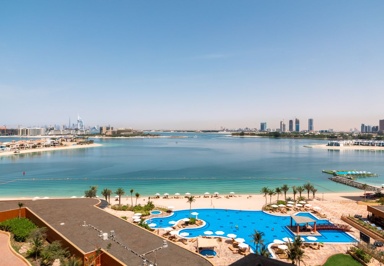 Apartment in Dubai - 4BR+Maid Palm Penthouse w/ Atlantis Views & Beach Access	