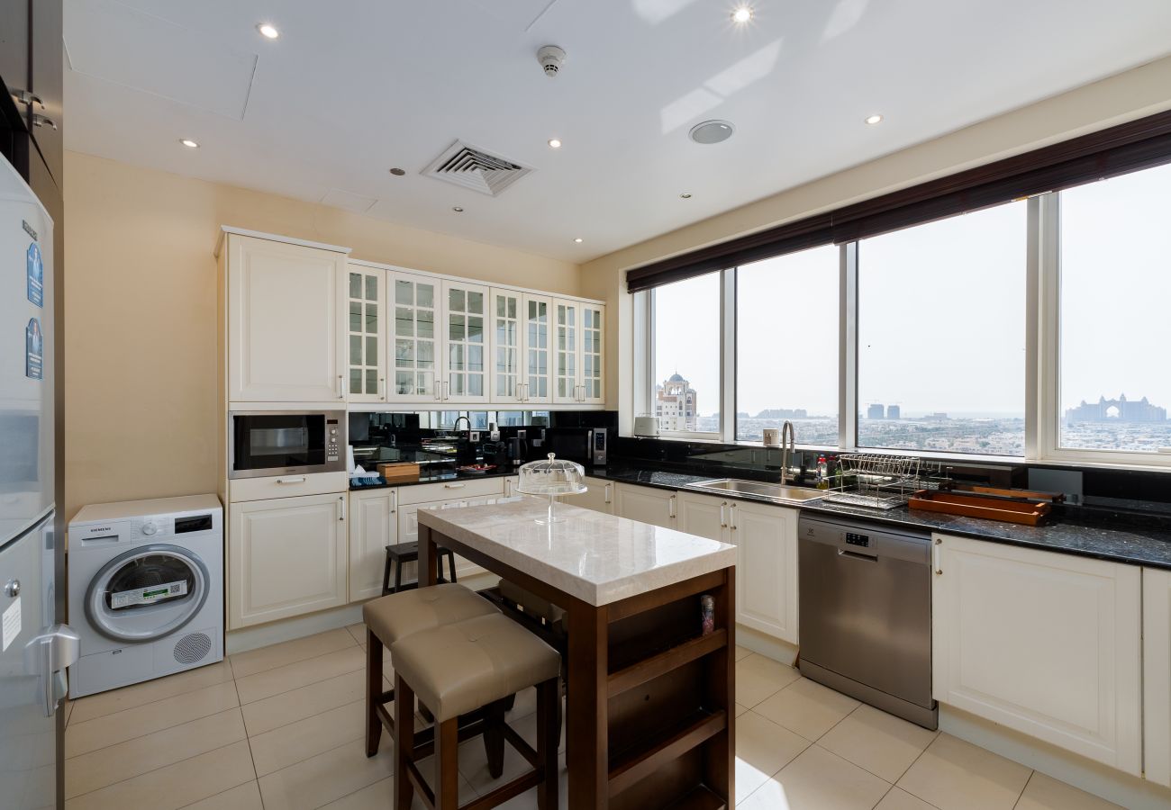 Apartment in Dubai - 4BR+Maid Palm Penthouse w/ Atlantis Views & Beach Access	