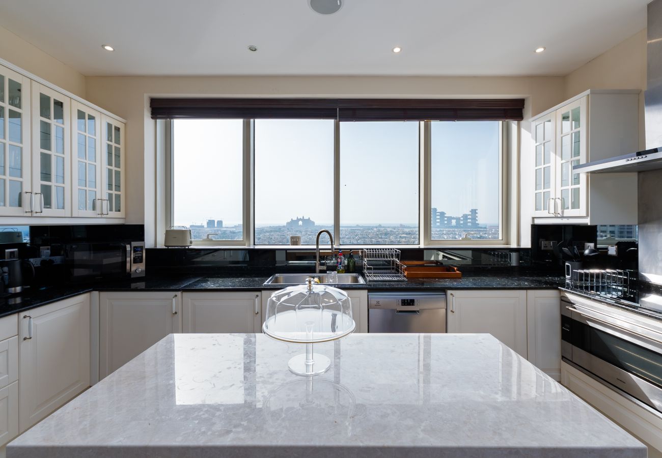 Apartment in Dubai - 4BR+Maid Palm Penthouse w/ Atlantis Views & Beach Access	