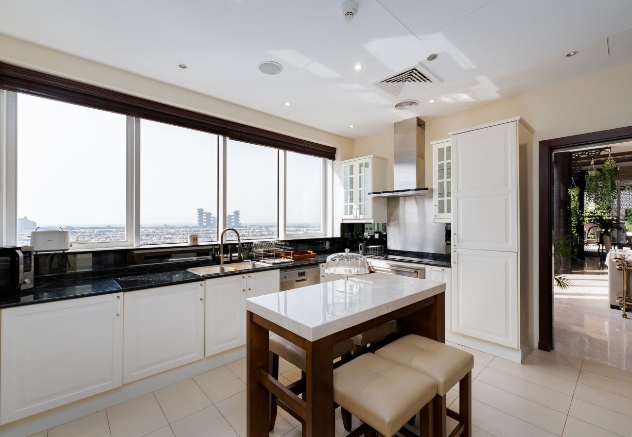Apartment in Dubai - 4BR+Maid Palm Penthouse w/ Atlantis Views & Beach Access	