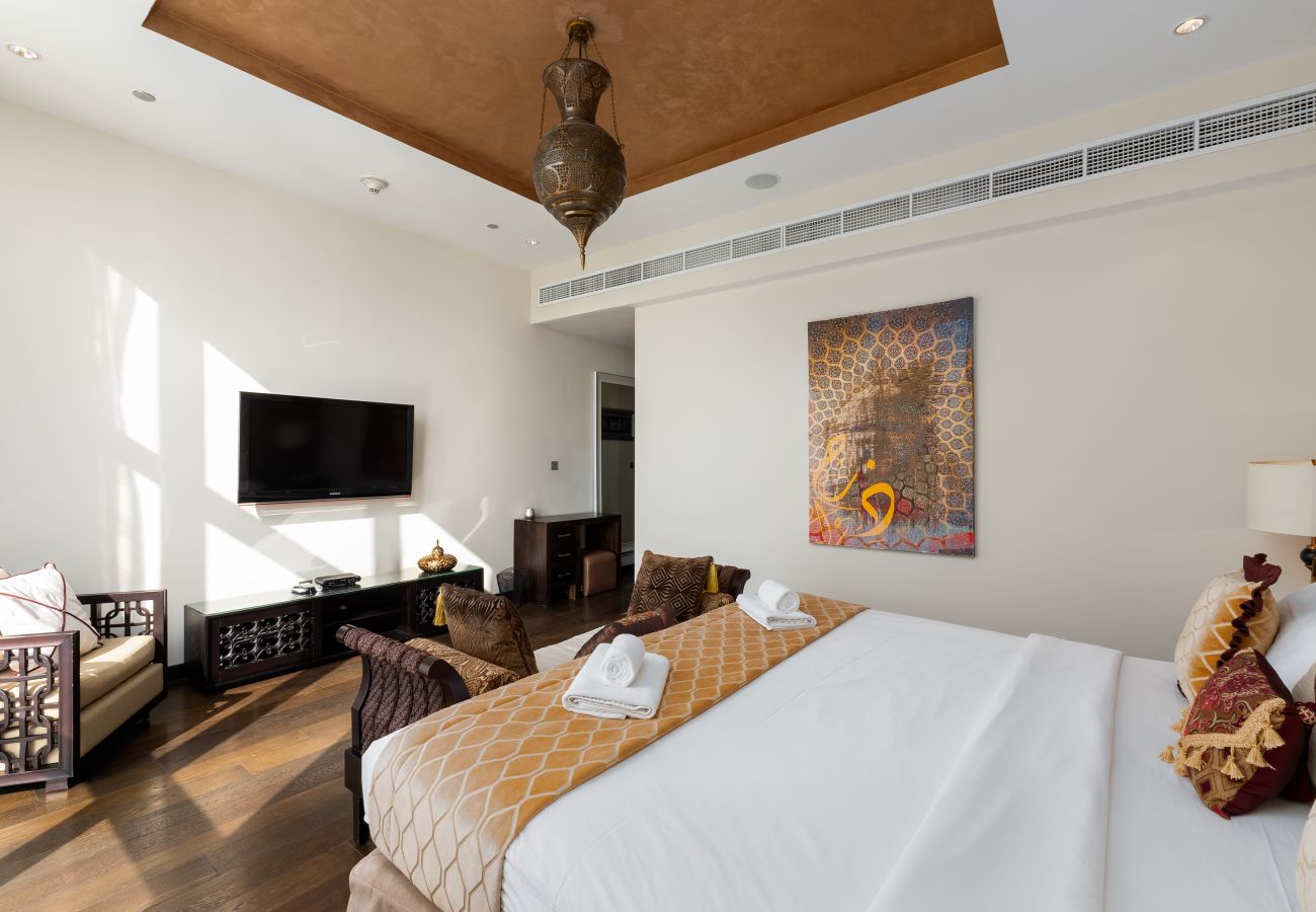 Apartment in Dubai - 4BR+Maid Palm Penthouse w/ Atlantis Views & Beach Access	