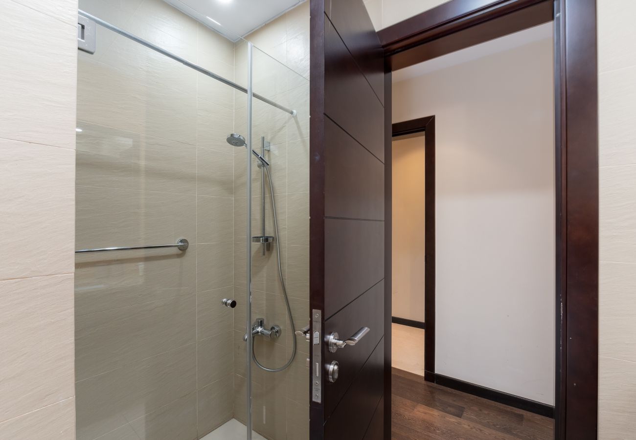 Apartment in Dubai - 4BR+Maid Palm Penthouse w/ Atlantis Views & Beach Access	