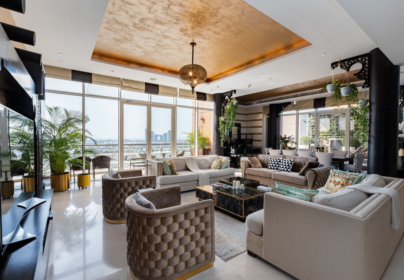 Apartment in Dubai - 4BR+Maid Palm Penthouse w/ Atlantis Views & Beach Access	