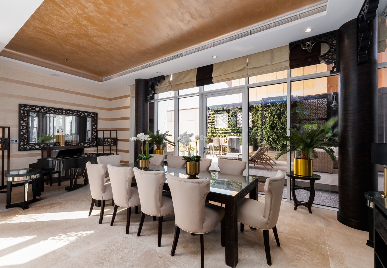 Apartment in Dubai - 4BR+Maid Palm Penthouse w/ Atlantis Views & Beach Access	