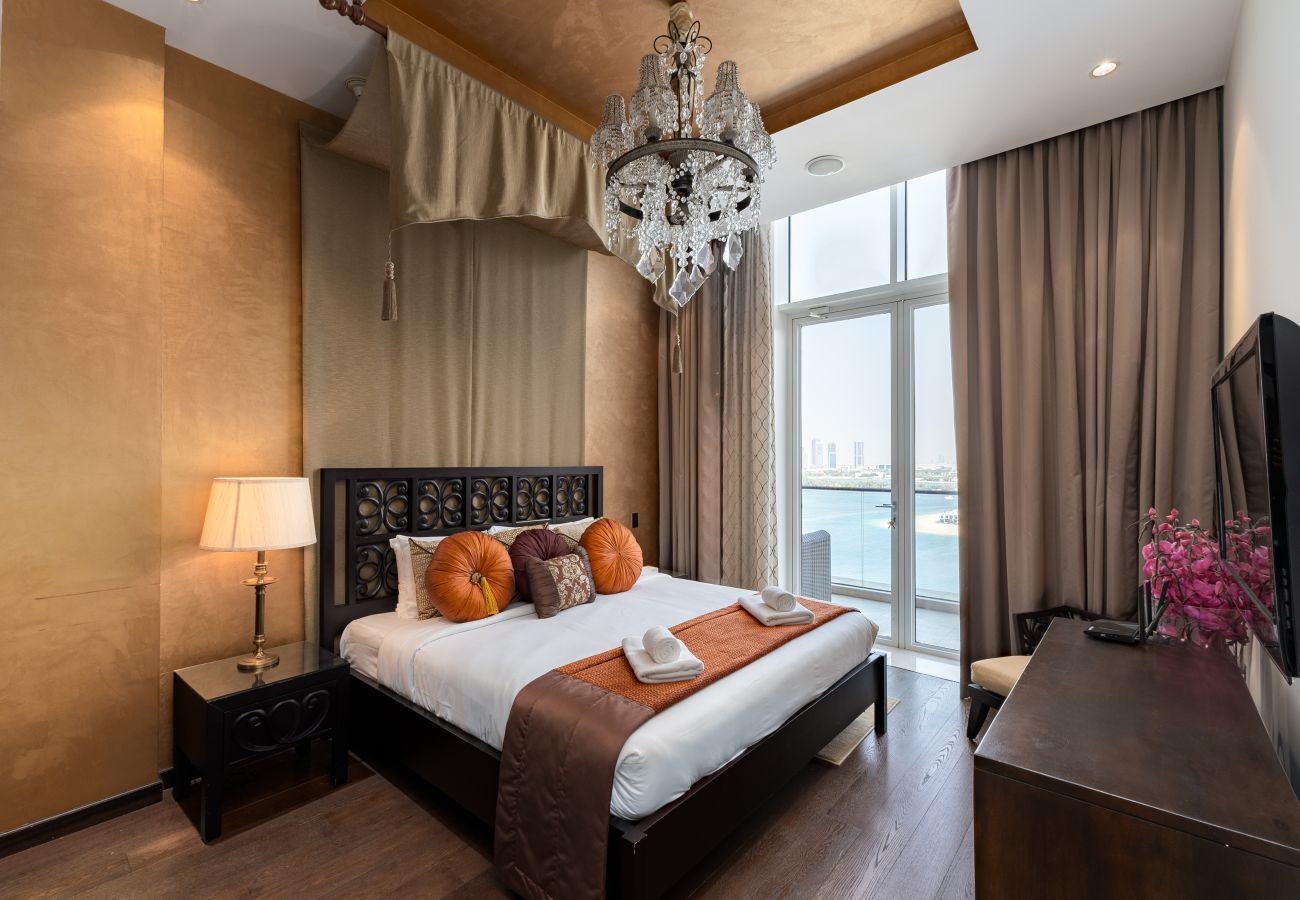 Apartment in Dubai - 4BR+Maid Palm Penthouse w/ Atlantis Views & Beach Access	