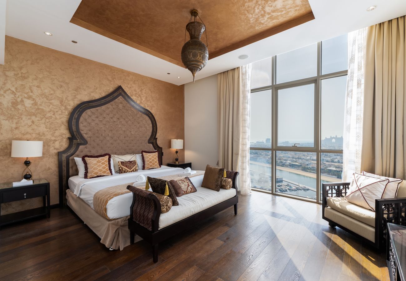 Apartment in Dubai - 4BR+Maid Palm Penthouse w/ Atlantis Views & Beach Access	