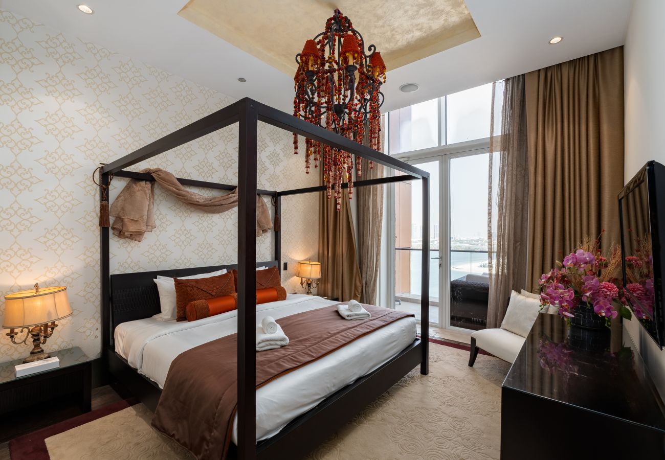 Apartment in Dubai - 4BR+Maid Palm Penthouse w/ Atlantis Views & Beach Access	