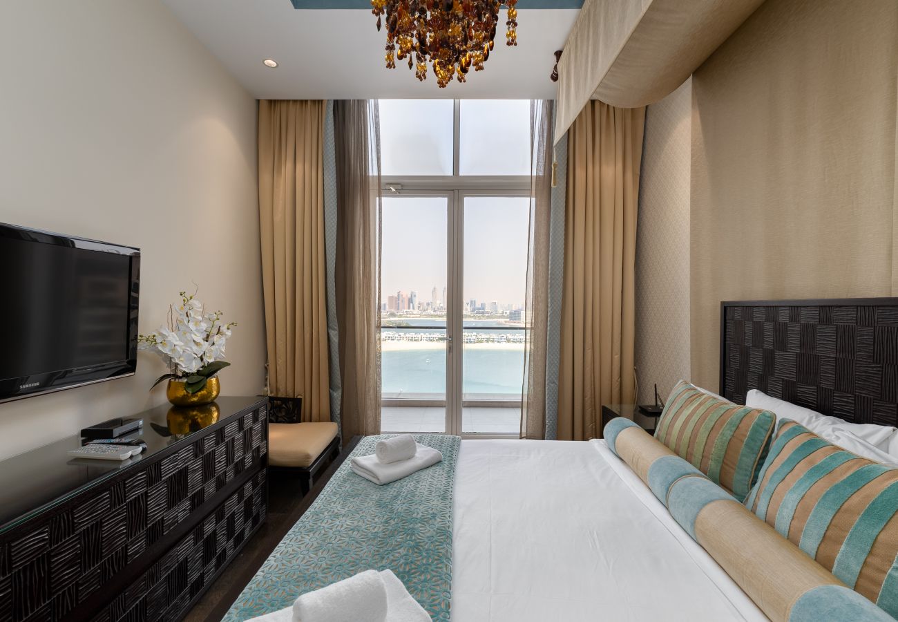 Apartment in Dubai - 4BR+Maid Palm Penthouse w/ Atlantis Views & Beach Access	