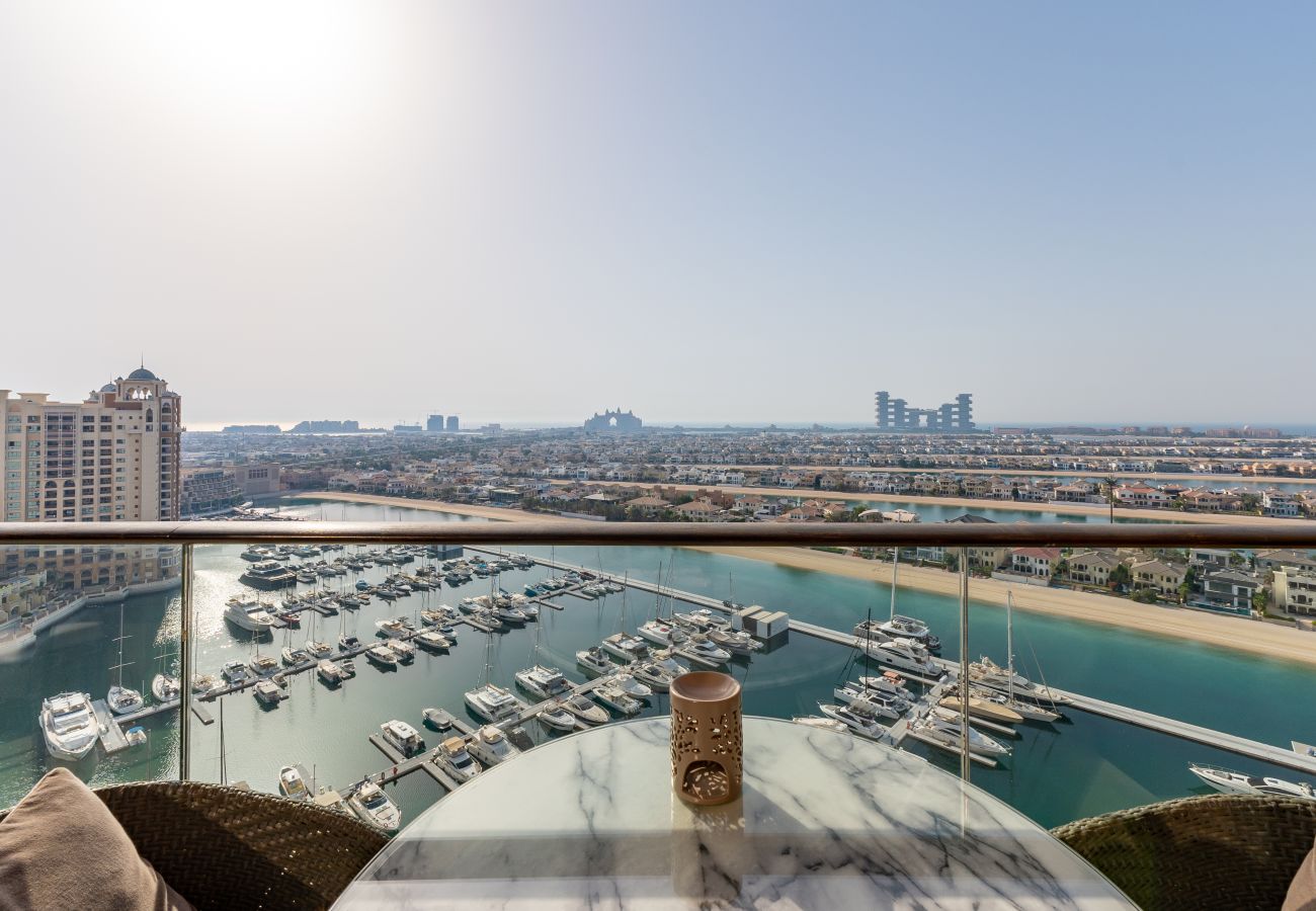 Apartment in Dubai - 4BR+Maid Palm Penthouse w/ Atlantis Views & Beach Access	