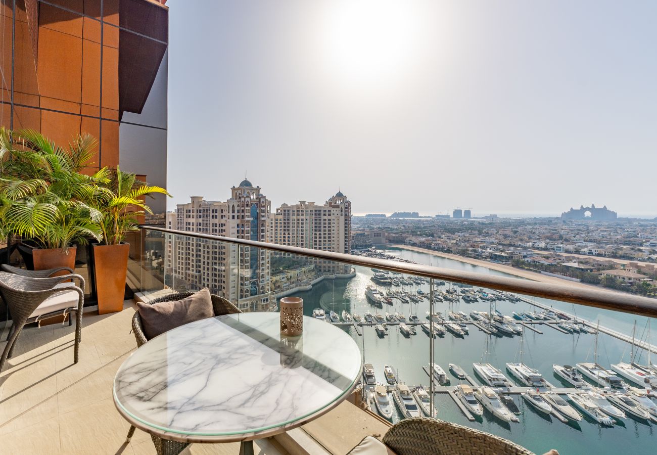 Apartment in Dubai - 4BR+Maid Palm Penthouse w/ Atlantis Views & Beach Access	