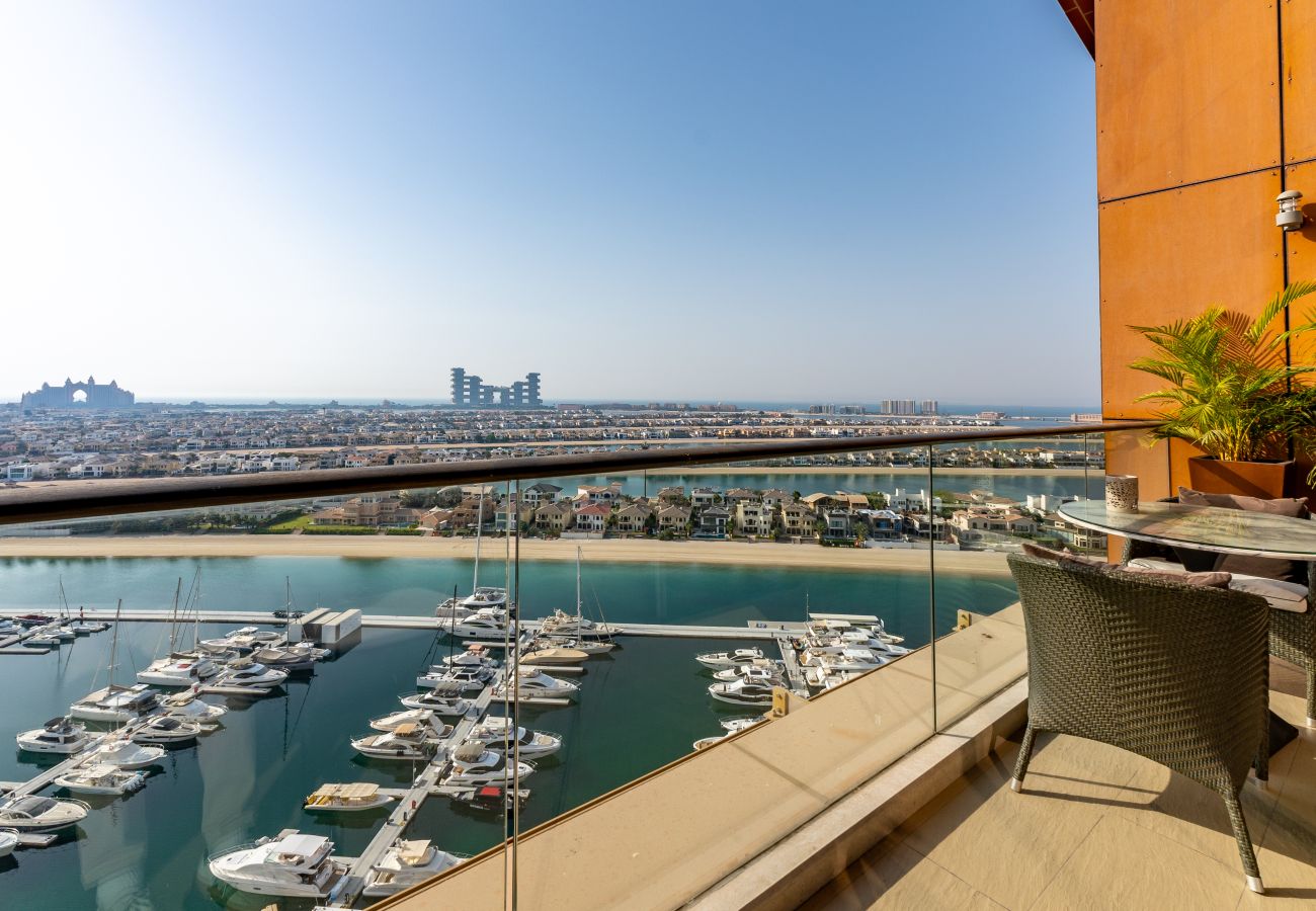 Apartment in Dubai - 4BR+Maid Palm Penthouse w/ Atlantis Views & Beach Access	