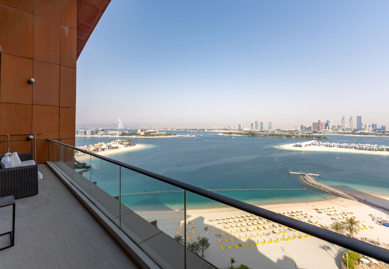 Apartment in Dubai - 4BR+Maid Palm Penthouse w/ Atlantis Views & Beach Access	