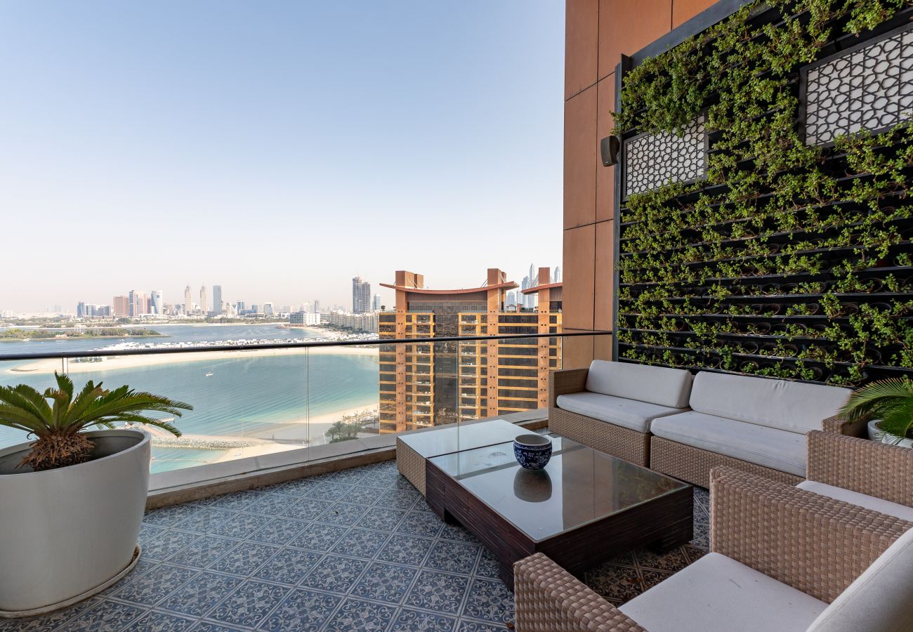 Apartment in Dubai - 4BR+Maid Palm Penthouse w/ Atlantis Views & Beach Access	