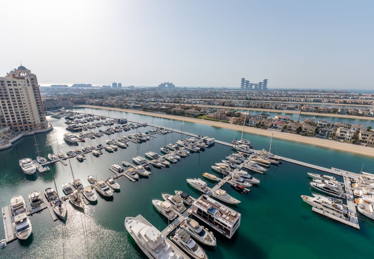 Apartment in Dubai - 4BR+Maid Palm Penthouse w/ Atlantis Views & Beach Access	