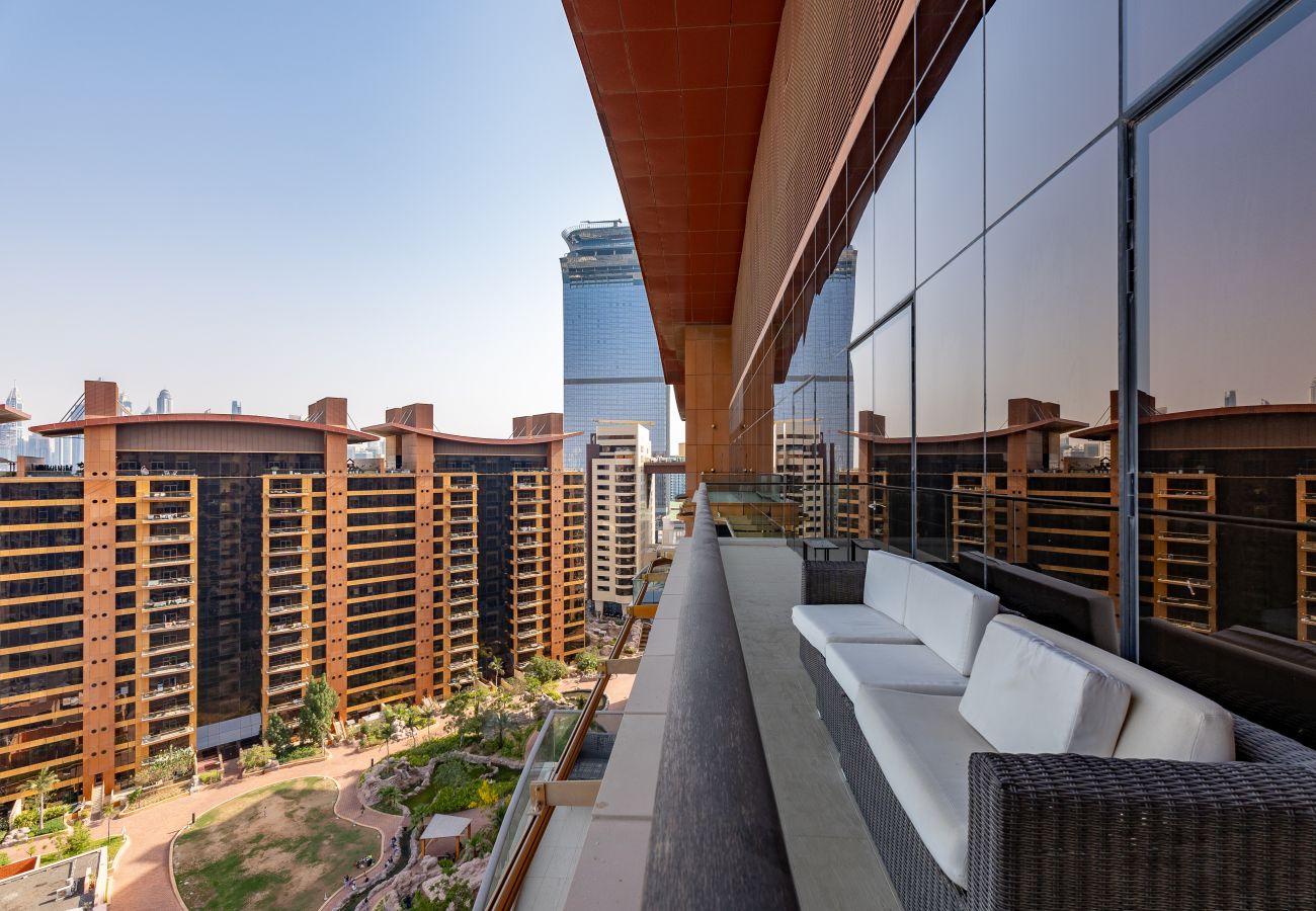 Apartment in Dubai - 4BR+Maid Palm Penthouse w/ Atlantis Views & Beach Access	