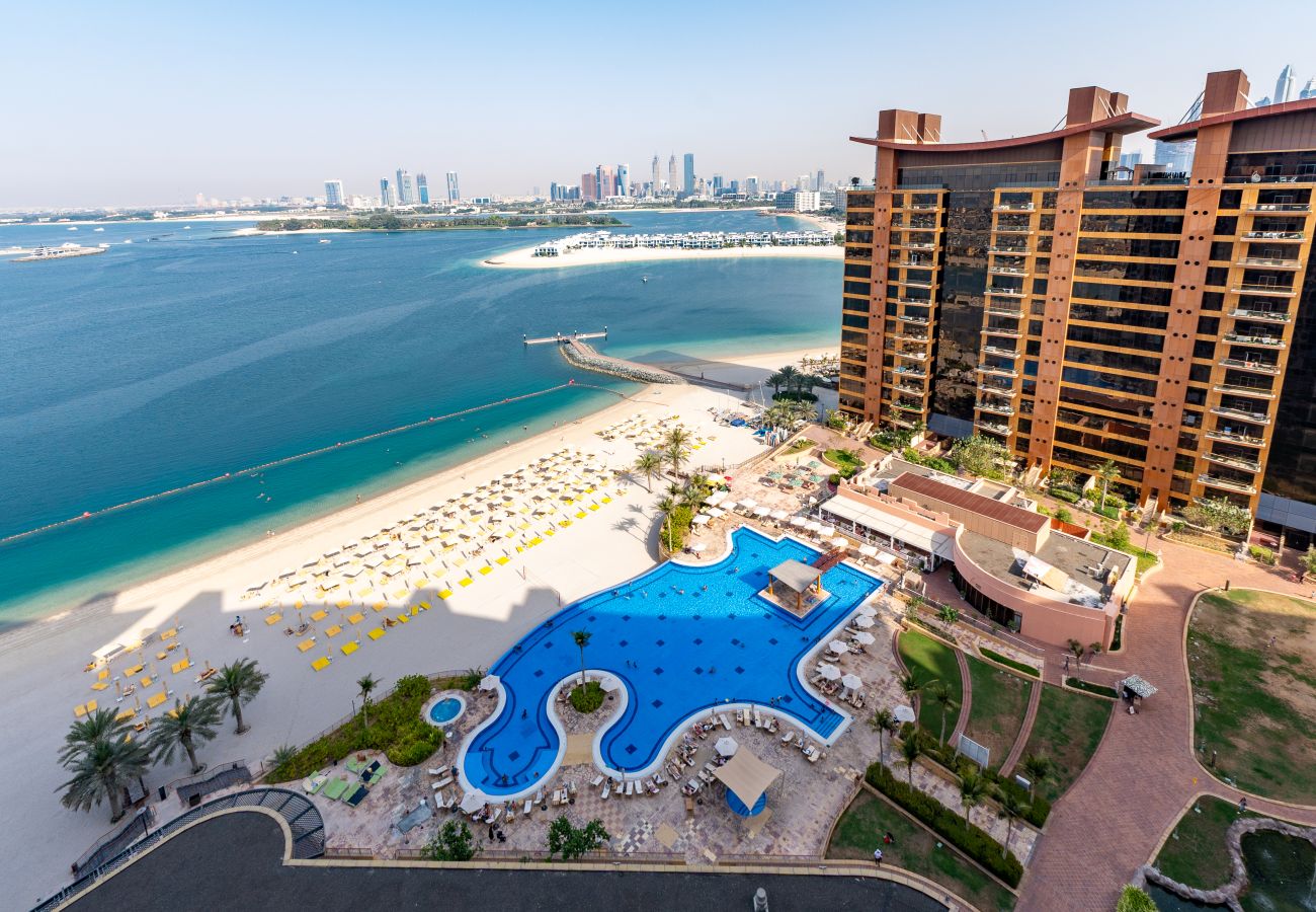 Apartment in Dubai - 4BR+Maid Palm Penthouse w/ Atlantis Views & Beach Access	