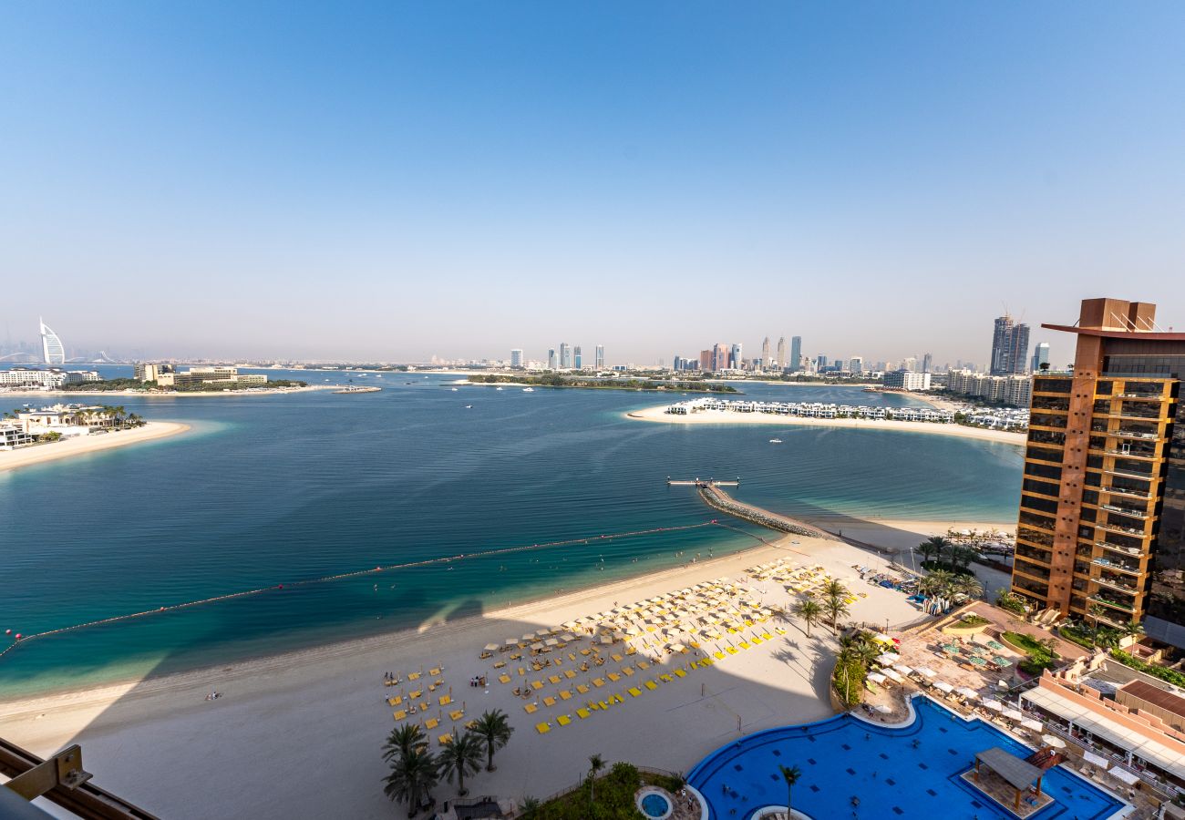 Apartment in Dubai - 4BR+Maid Palm Penthouse w/ Atlantis Views & Beach Access	