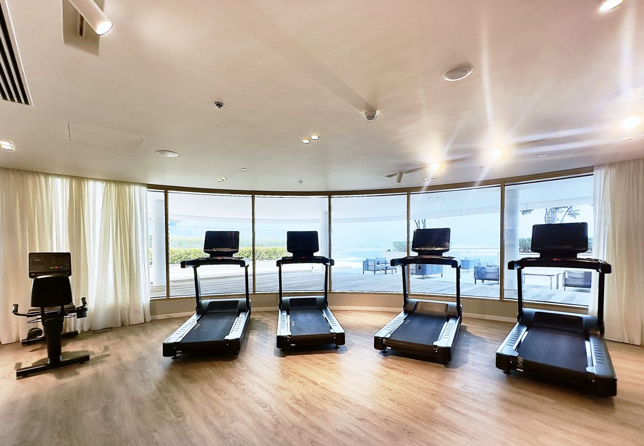 Apartment in Dubai - Prime 1BR Emaar Beachfront w/ Beach Access 