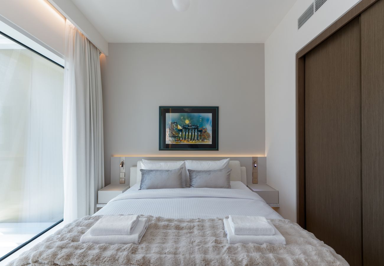 Apartment in Dubai - Prime 1BR Emaar Beachfront w/ Beach Access 