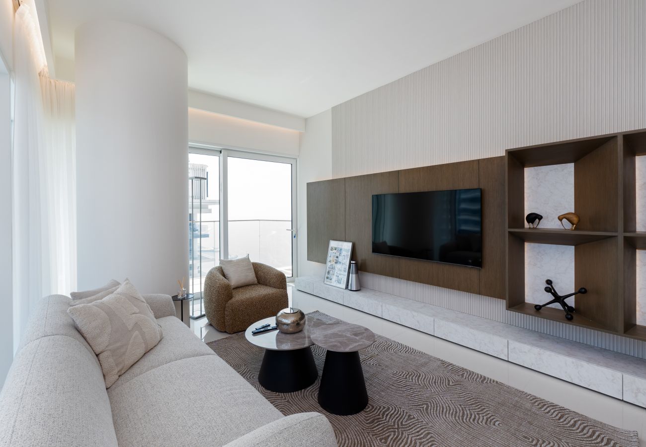 Apartment in Dubai - Prime 1BR Emaar Beachfront w/ Beach Access 