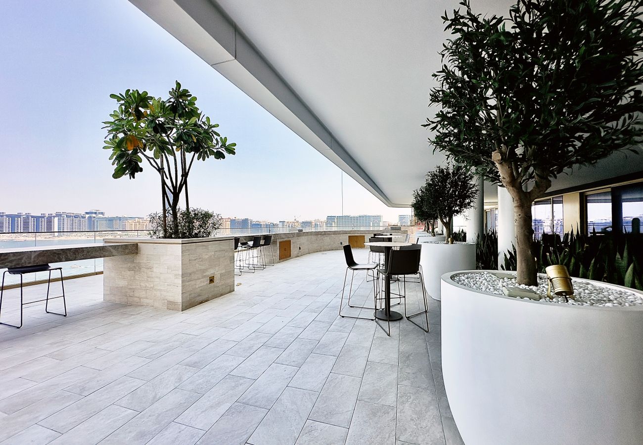 Apartment in Dubai - Prime 1BR Emaar Beachfront w/ Beach Access 