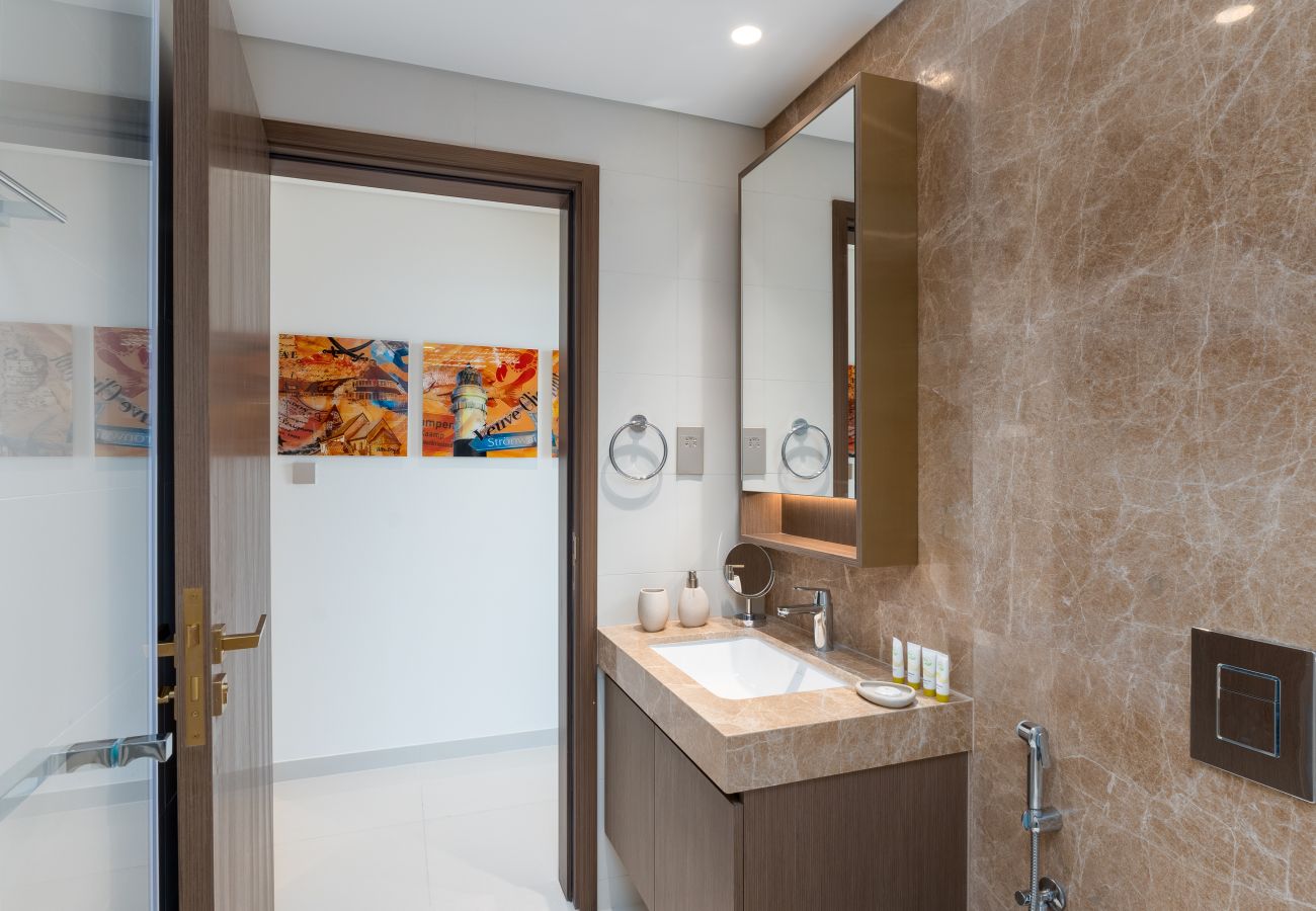 Apartment in Dubai - Prime 1BR Emaar Beachfront w/ Beach Access 