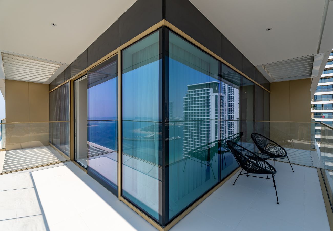 Apartment in Dubai - Prime 1BR Emaar Beachfront w/ Beach Access 