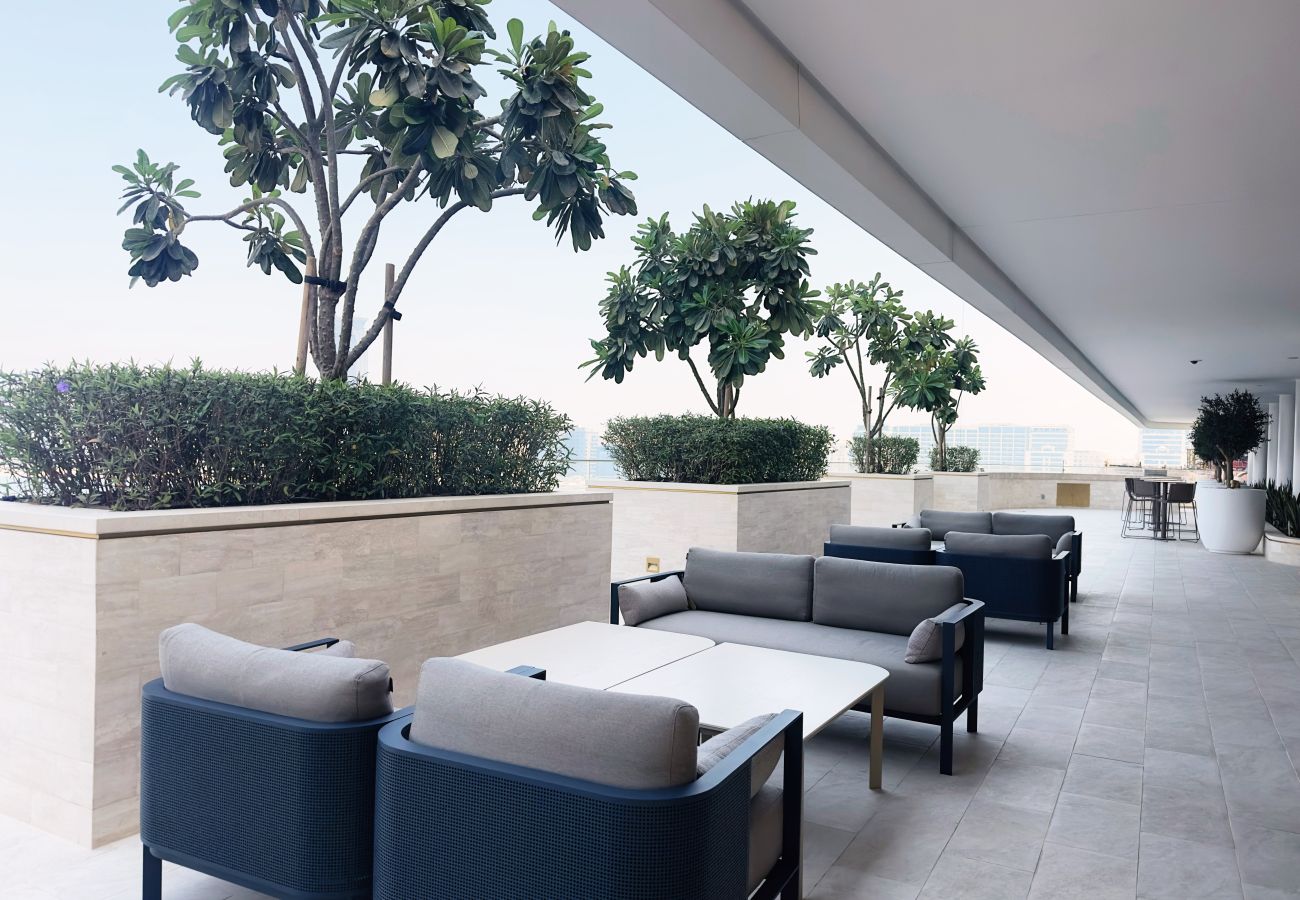 Apartment in Dubai - Prime 1BR Emaar Beachfront w/ Beach Access 