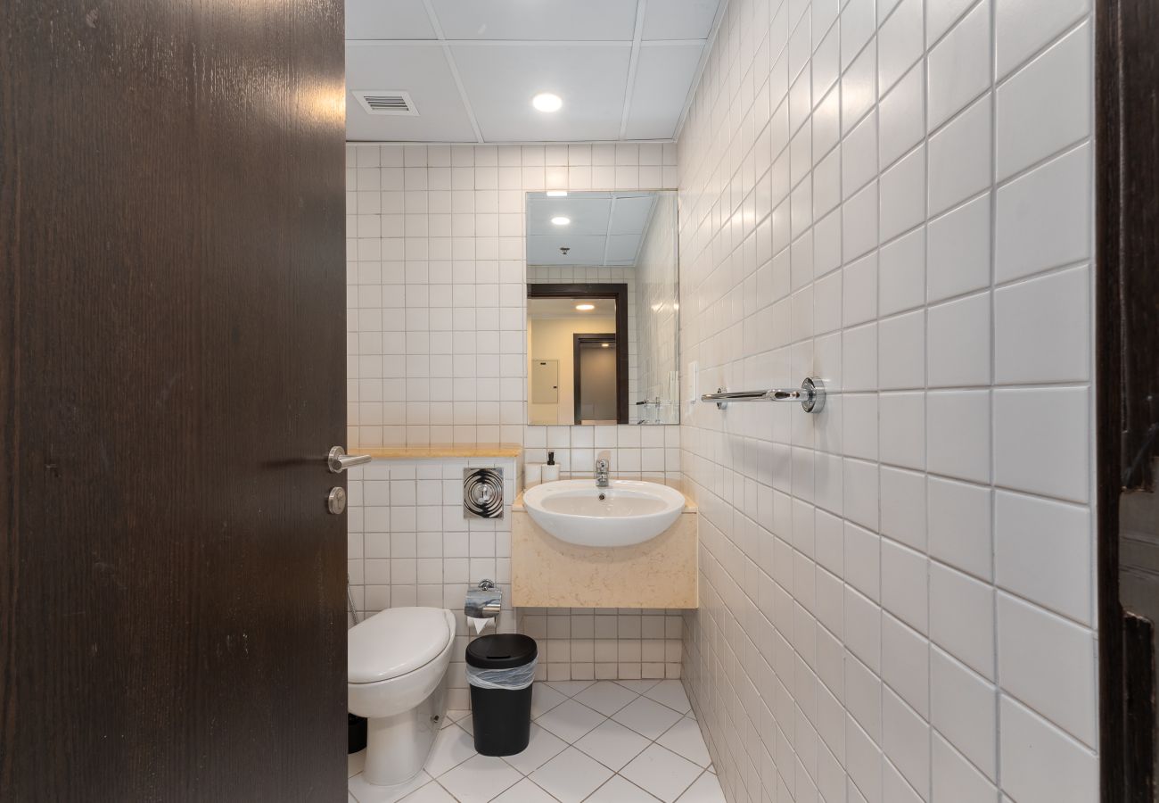 Apartment in Dubai - Chic Dubai Marina 1BR w/ Pool and Gym	