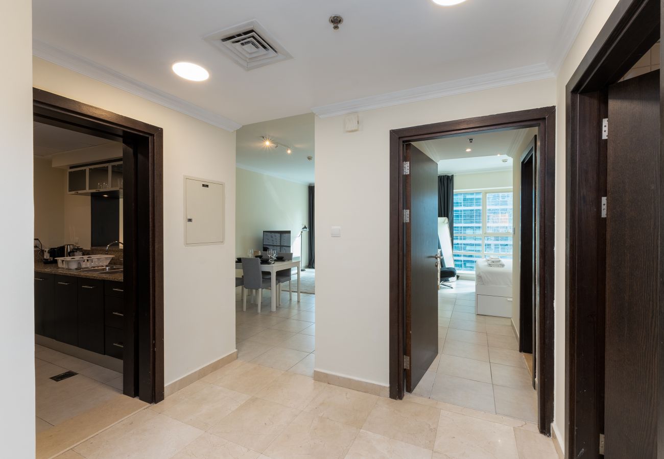 Apartment in Dubai - Chic Dubai Marina 1BR w/ Pool and Gym	